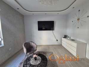 Renoviran salonski stan, 47m2+2m2, kod Palilulske pijace